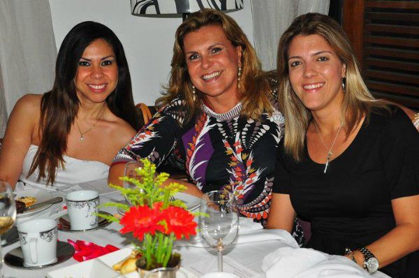 Viva viva, hoje  niver dela, minha amiga linda, ma-ra-vi-lhouuu-sa, Zuleide Prado, ao centro, com Monica Bumlai e a filhota Priscila Prado Oliveira ao lado. Tudo de melhor, adoro