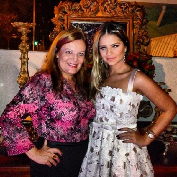 Iziz Dorileo, ontem em Sampa, posando linda com a blogueira mais famosa do Brasil Tassia Naves, em eventos do mercado do luxo, por l ... Poderosa! Adoro!