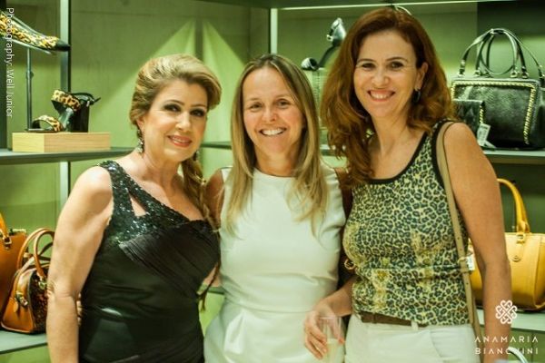 Em dia de Arezzo Mob Party, Regina Melo a dona da festa recebendo minhas amigas queridas Natasha Slhessarenko e Raquel Loureno
