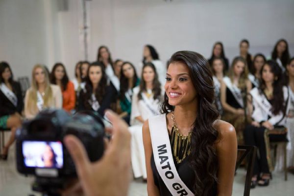 Enfeitando a coluna de hoje, a Miss Mato Grosso 2013 Jakeline Oliveira. Linda!