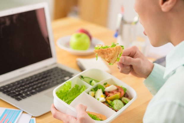 Nutricionista dá dicas para comer de forma saudável no trabalho e ensina receitas