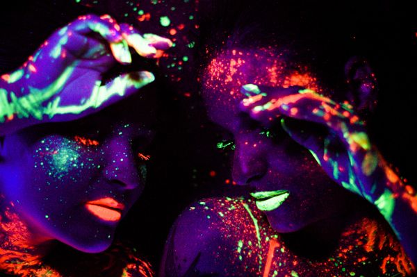 Fotgrafa brasileira cria srie com maquiagem neon;  Veja fotos 