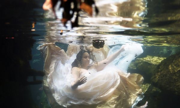 Noiva faz ensaio submerso emocionante para lidar com luto pela perda do homem com quem iria se casar