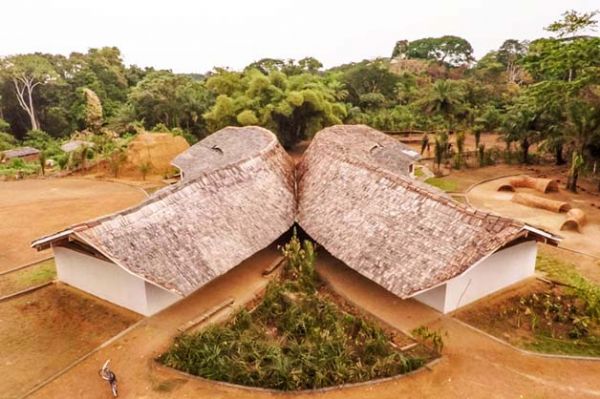 Arquitetos criam escola sustentvel em vila remota usando apenas materiais encontrados na floresta