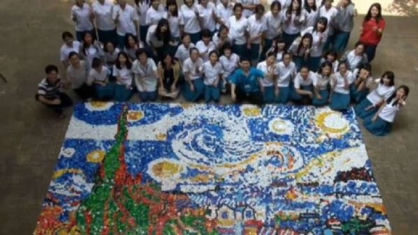 Estudantes recriam quadro de Van Gogh com 30 mil tampinhas