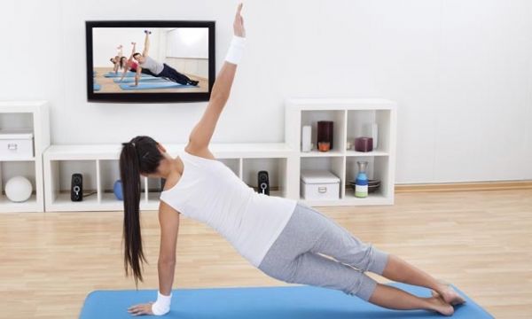 Para fazer em casa antes de sair: 10 exercícios em 20 minutos que prometem manter o corpo em dia