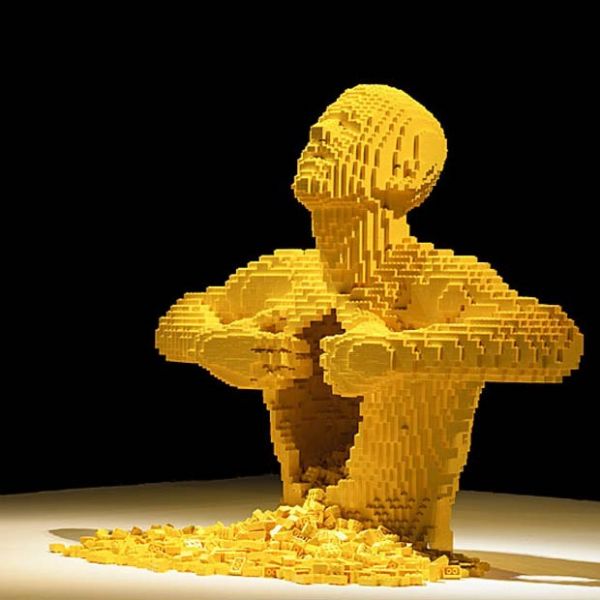 Exposio traz obras de arte feitas inteiramente com blocos de Lego