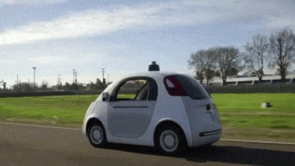 Carro autônomo do Google dirige pelas ruas da Califórnia (EUA).