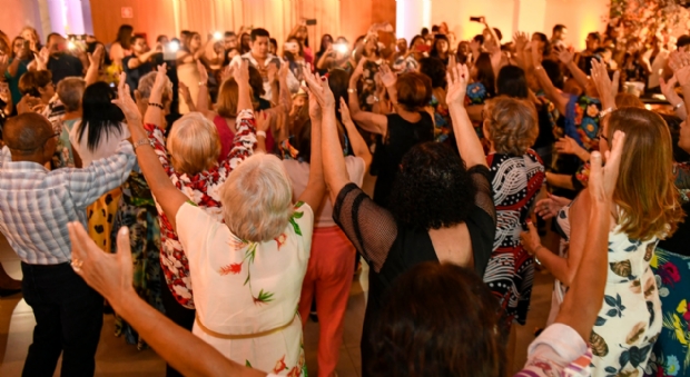 Idosos atendidos pelo programa 'Viver Bem' participam de Baile da Primavera da Unimed