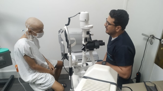 Oftalmologista beneficia pacientes do Hospital de Câncer de Mato Grosso