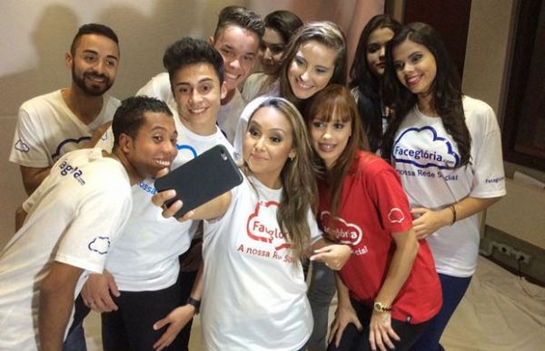 Cantora Bruna Karla (ao centro)  uma das celebridades do mundo gospel que apoia o FaceGlria.