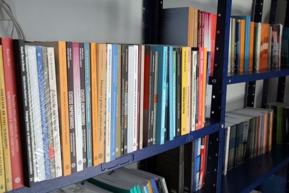Mais de cem livros são doados à Prefeitura e passam a integrar 'bibliotecas' nos pontos de ônibus