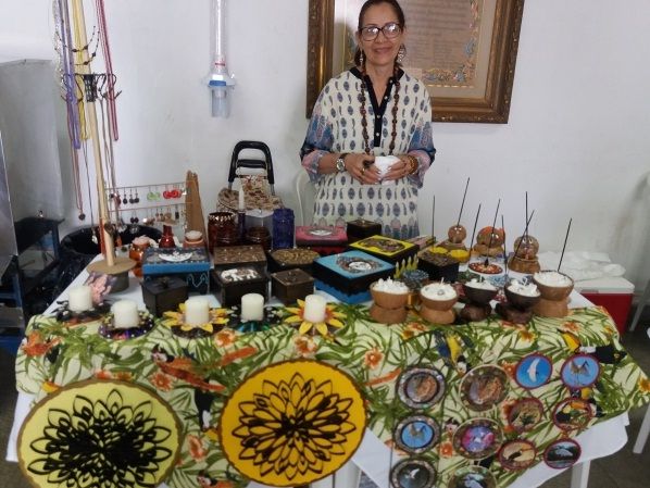 Cmara realiza feira de artesanatos e quitutes com artesos e comerciantes locais