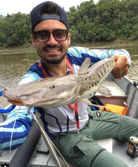 Fernando, dupla do Sorocaba, posta fotos em pescaria no Rio Teles Pires, em Mato Grosso