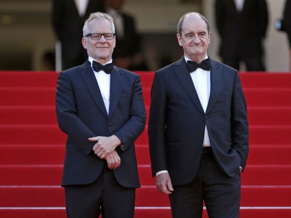 O diretor do Festival de Cannes, Thierry Frmaux ( esquerda), e o presidente do evento, Pierre Lescure, posam no tapete vermelho nesta quarta-feira (20)