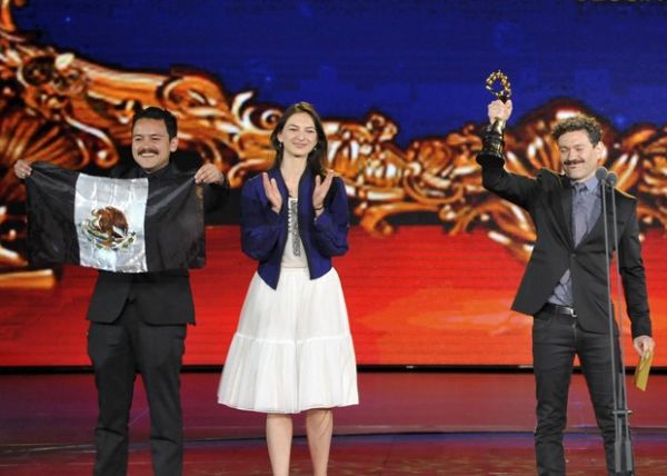 Diretor mexicano Bernardo Arellano leva prmio ao lado de membros do elenco, em Pequim