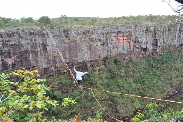 Cuiabano atravessa cachoeira mais alta de MT em fita de highline