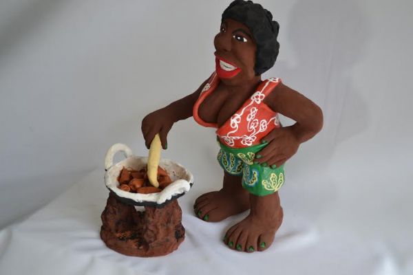 Personagens de Mato Grosso so retratados em caricaturas de bonecos de argila em exposio
