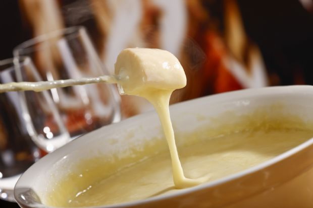 Chef cuiabano ensina receitas de fondue de queijos e trs tipos de fondue de carne para o frio