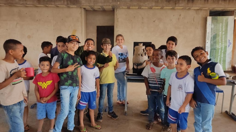 Projeto Fsseis vo  Escola leva rplicas em tamanho real para unidades em Mato Grosso