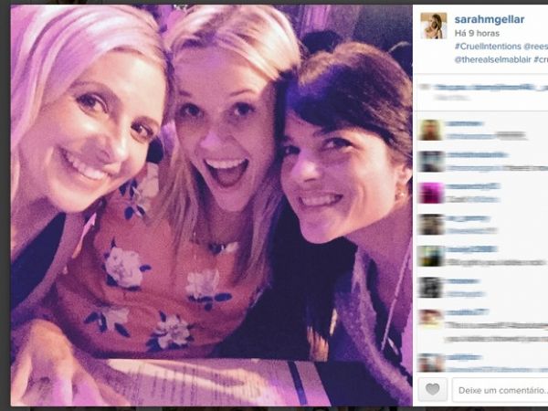 Sarah Michelle Gellar, Reese Witherspoon e Selma Blair fazem selfie em encontro 16 anos aps 'Segundas intenes'