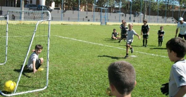 'Projeto Subiu' disponibiliza aulas de futebol, basquete, artes e bateria para crianas