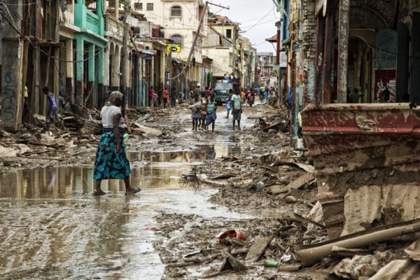 Quando tudo  fome e saudade: furaco devasta Haiti e aumenta angstia dos que moram em Cuiab