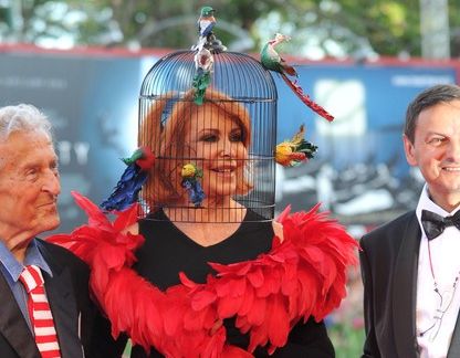 Socialite italiana vai ao Festival de Veneza com gaiola na cabea