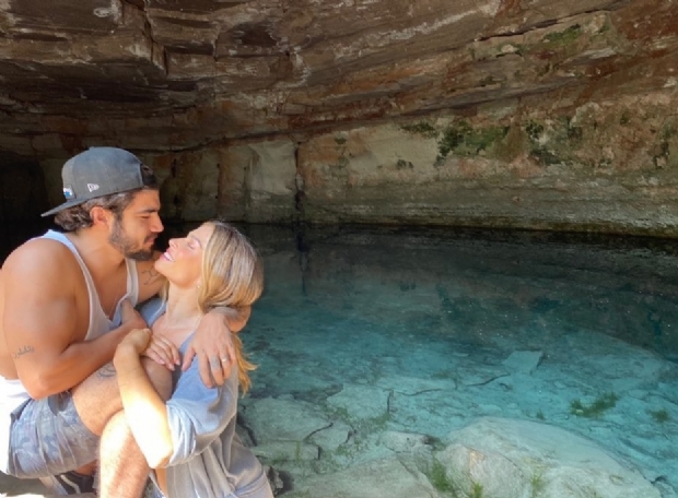 Grazi Massafera posta foto ao lado de Caio Castro em caverna de Chapada para comemorar aniversrio de namorado