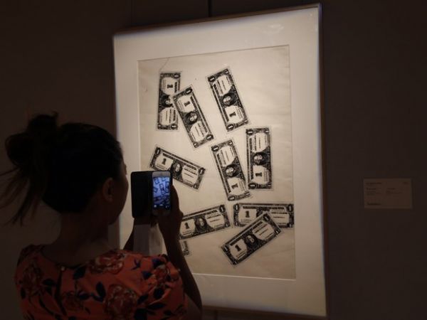 Obras de Andy Warhol so expostas em Hong Kong