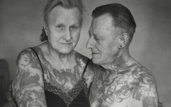 Série de imagens incríveis revela idosos e suas tatuagens [galeria]