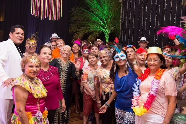 Entre marchinhas e sambas, idosos comemoram a melhor idade em baile