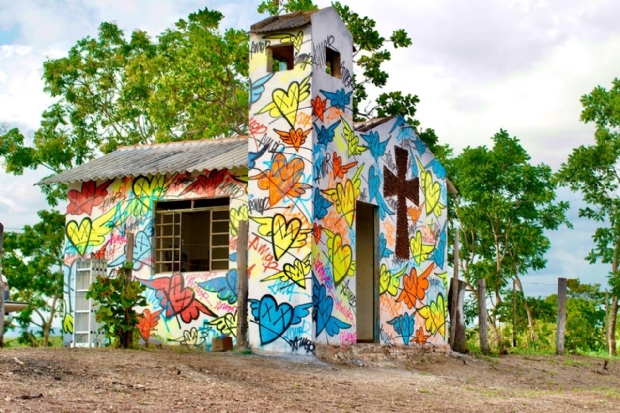Igreja ganha pintura de arte contemporânea por artista que voltou de Miami