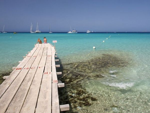 Ilha perto de Ibiza tem hospedagem mais cara da Europa, diz pesquisa