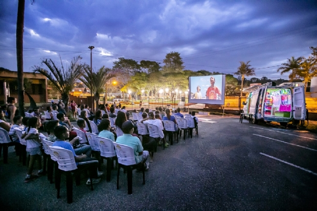 Em uma van movida a energia solar, projeto leva magia do cinema para crianas de Mato Grosso