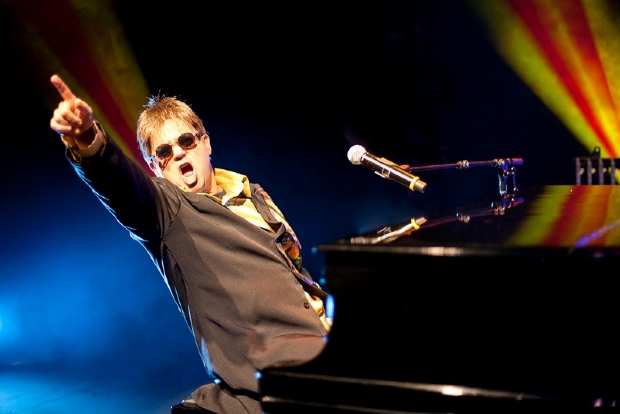 Maestro Rogrio Martins como Elton John