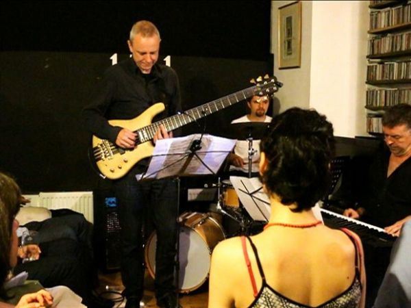 Para driblar crise, jazzistas britnicos trazem pblico para dentro de casa