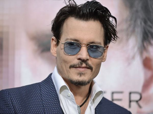 Johnny Depp chega para a premire de 'Transcendence', em Los Angeles, em 10 de abril