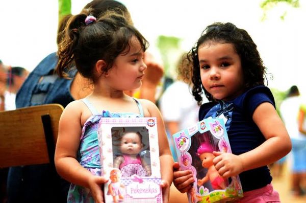 Jovens Solidrios organizam ao social para dia das crianas e recebem doaes de brinquedos