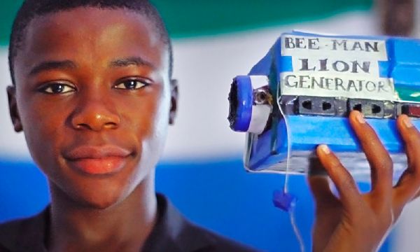 O garoto de Serra Leoa que constri aparelhos eletrnicos com o que encontra na lixeira