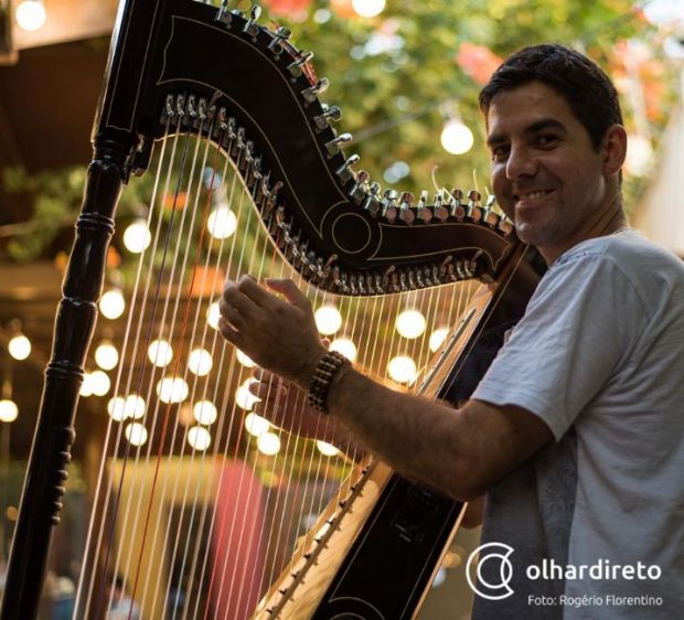 Em Cuiab:  Conhea o paraguaio que viaja o mundo tocando harpa e vivendo de msica