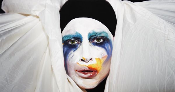F brasileiro de Lady Gaga ameaa suicidio, mas cantora impede com mensagem de apoio;  Entenda 