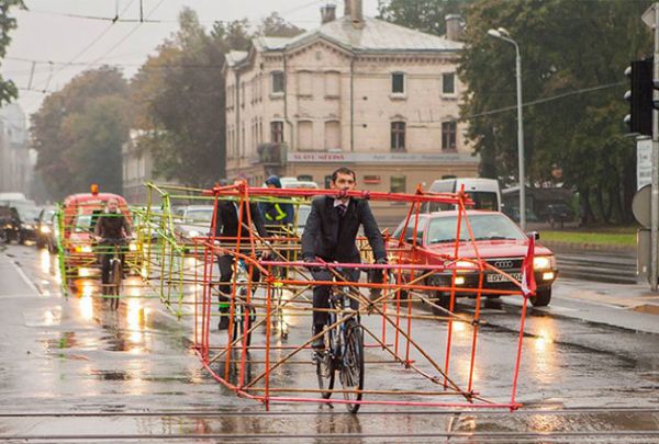 Ciclistas criam ao para mostrar a quantidade de espao que um carro ocupa comparado a uma bike