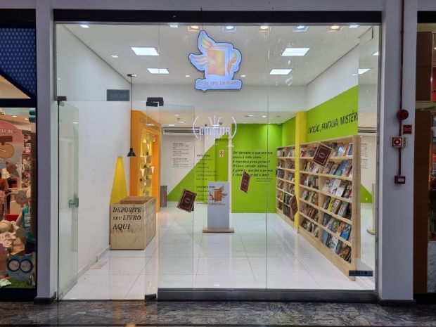 Shopping de Cuiabá cria espaço para pegar livros gratuitamente sem necessidade de devolução