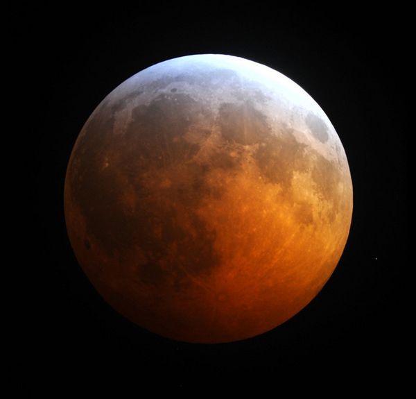 Eclipse Penumbral Lunar geralmente faz a lua ficar com uma cor alaranjada