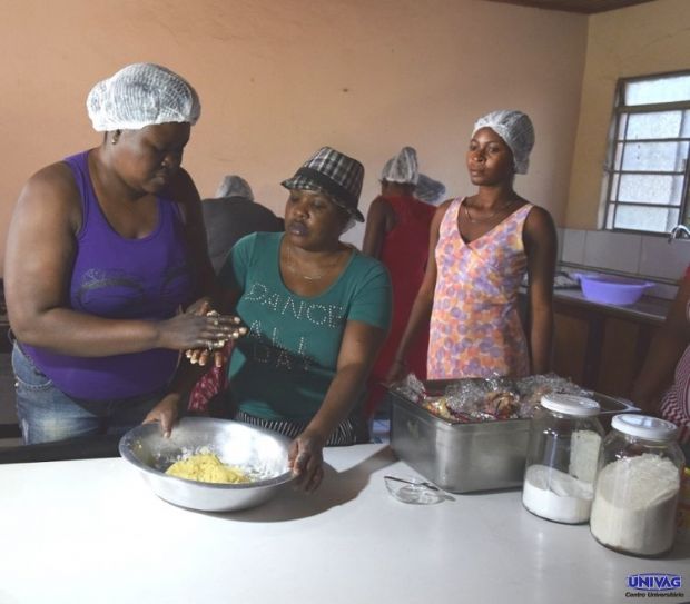 Parceria entre Univag e OIT capacita haitianas para produzir biscoito cuiabano