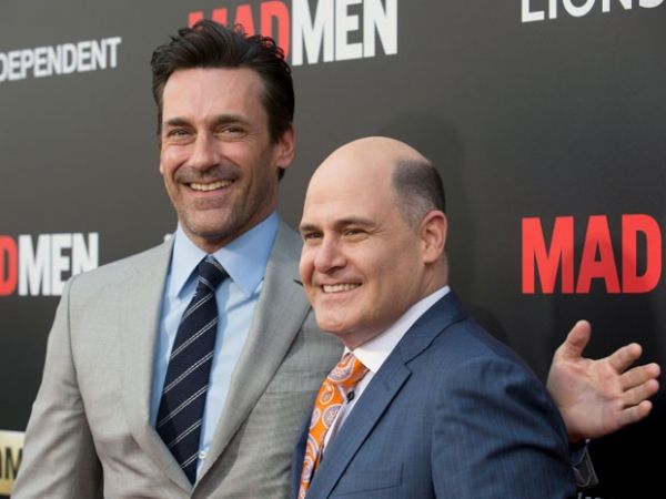 O ator Jon Hamm ( esquerda), intrprete de Don Draper, protagonista de 'Mad Men', posa ao lado de Matthew Weiner, criador da srie, em evento para celebrar o ltimo captulo, neste domingo (17), em Los Angeles
