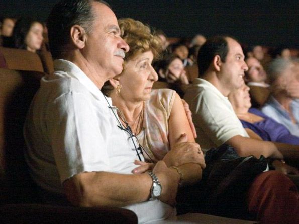 Idosos inscritos em programas sociais tero sesses de cinema gratuita no teatro da Assembleia