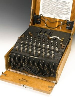 Mquina Enigma, usada por alemes para codificar mensagens na 2 Guerra Mundial, foi a leilo e levantou R$ 733 mil.