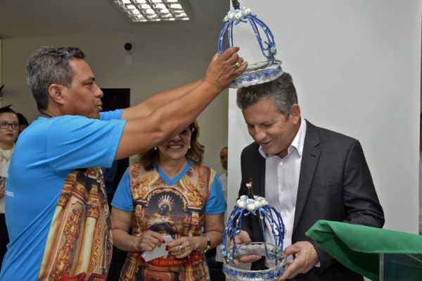 Prefeito Mauro Mendes recebe festeiros e bandeira de So Benedito no Palcio Alencastro